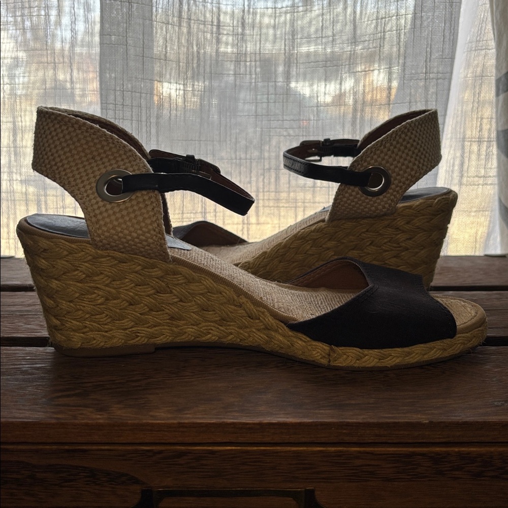Lucky Brand Black Wedge Sandals - Picture 5 of 9